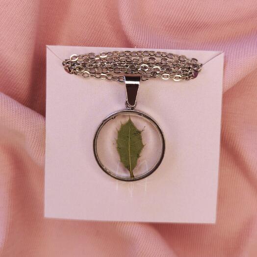 A pendant with a mistletoe leaf