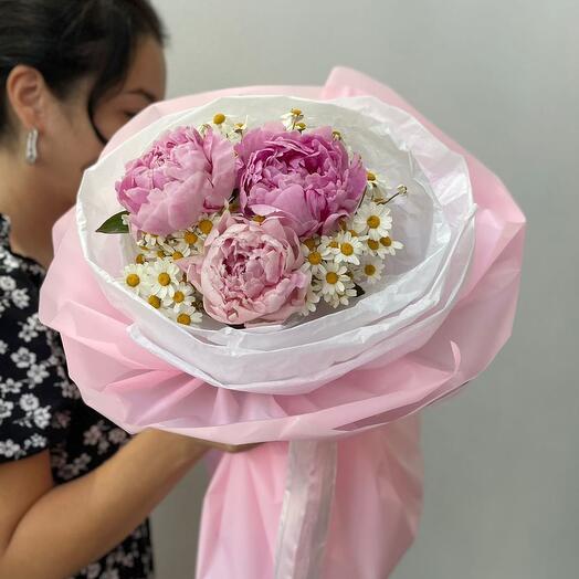 Букет из 3 пионов Сара Бернар и ромашек Матрикария