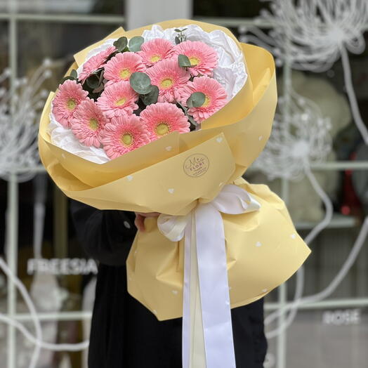 Букет из 11 гербер с эвкалиптом - "Lunafleur"