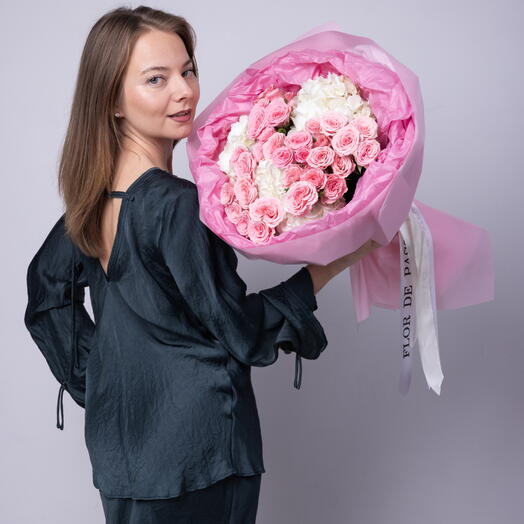 Букет "Я тебя люблю" (розовые спрей-розы, розовые гортензии)