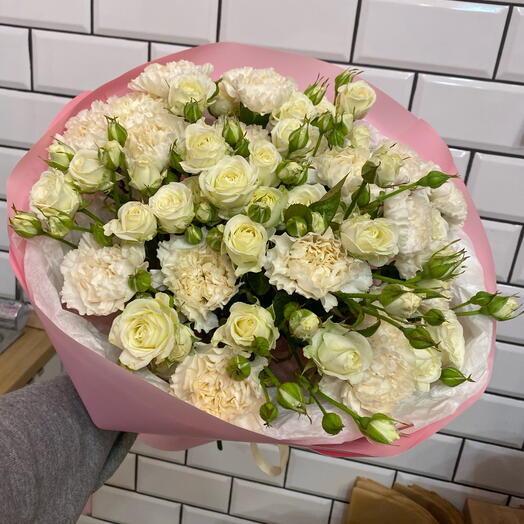 Ramo de delicadas rosas en ramitas