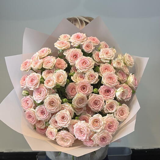 Bouquet of 11 pink spray roses
