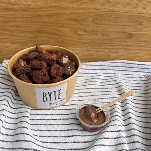 Mini brownie z wybranym sosem - duże pudełko