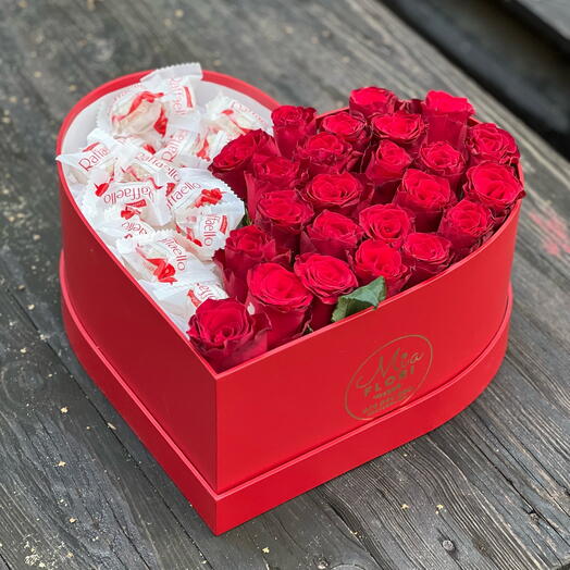 Розы + Raffaello в коробке