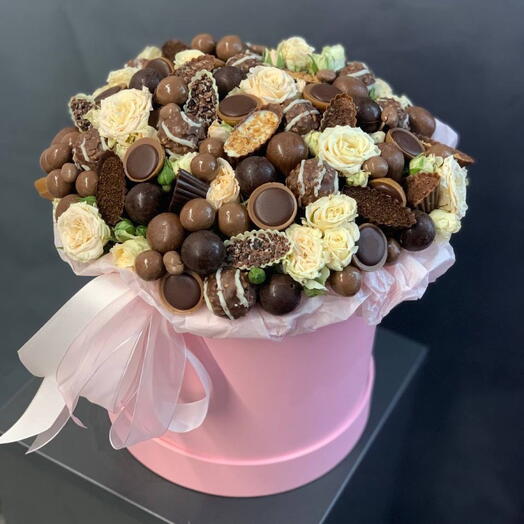 Композиция с шоколадом и цветами