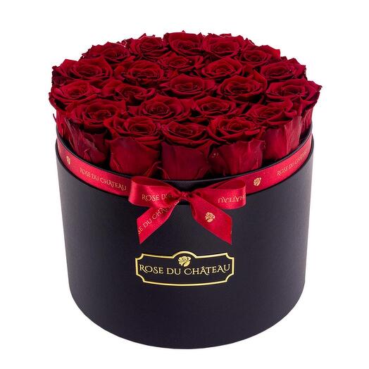 Fleurs dans une boîte, de vraies roses rouges éternelles, pour un cadeau de fiançailles pour la Saint-Valentin