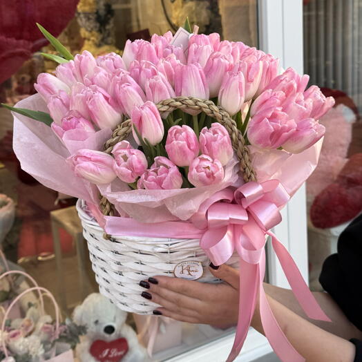 Cesta con tulipanes rosados