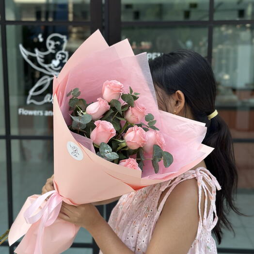 7 diana roses with eucalyptus