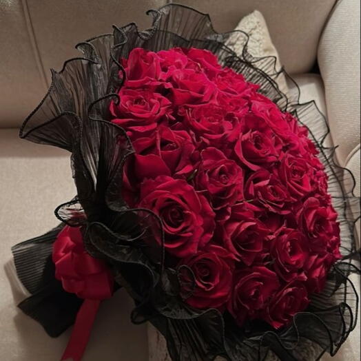 بوكيه ورد أحمر فاخر بتغليف أسود
English:
Luxury Red Roses Bouquet with Black Wrapping