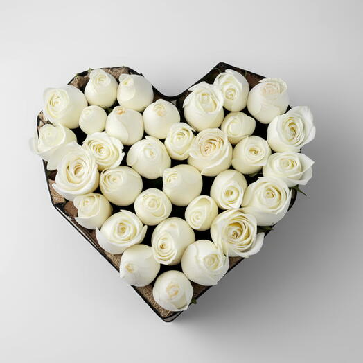 Caja de corazon con rosas blancas