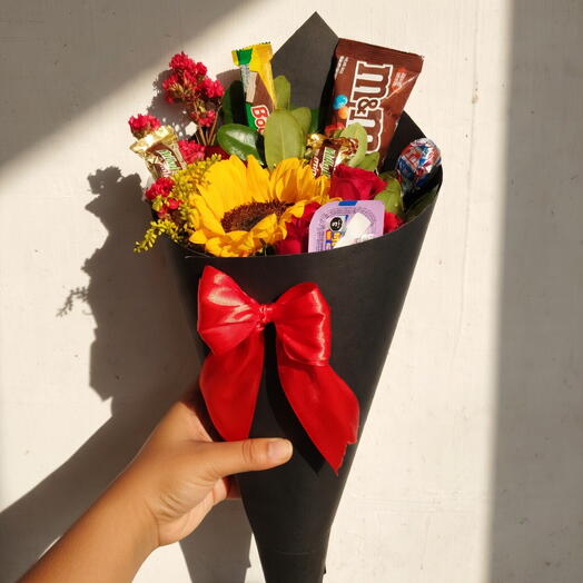 Cono de Rosas, Girasol y Chocolates – Bouquet Dulce con Flores y Dulces