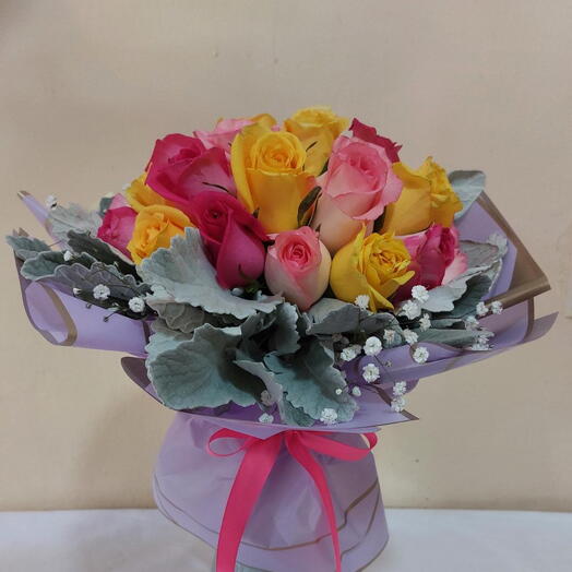 Ramo de Rosas con Florero de Vidrio