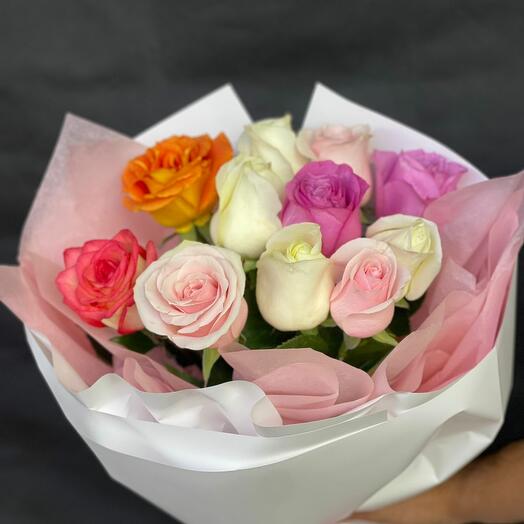 Charming Bouquet of 11 mixed roses