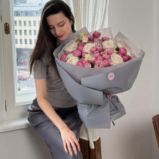 Combined bouquet of roses, eustoma and ozothamnus