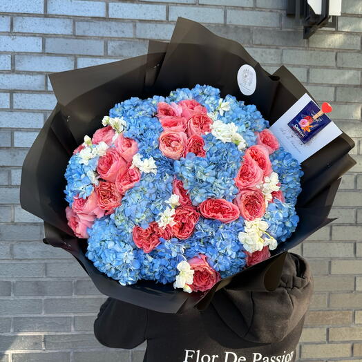 Вогняний букет (рожеві піонові троянди, блакитні гортензії, білі квіти)