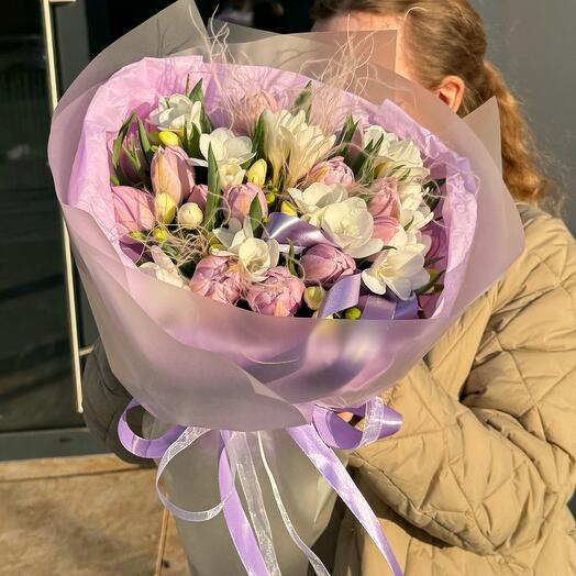 Zartheit aus Tulpen und Freesien