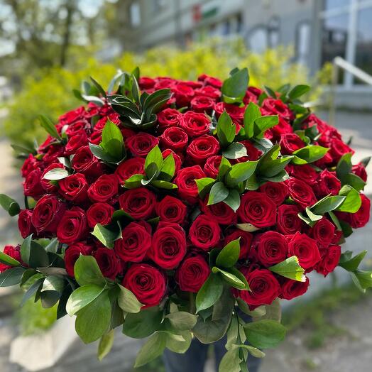101 red roses with ruscus