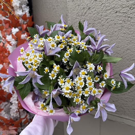 Польовий букет з клематисом і ромашкою