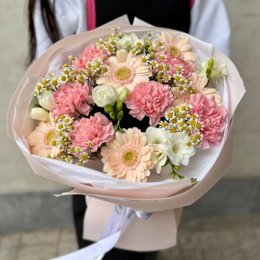 Букет с розовой герберой, гвоздиками и белыми фрезиями