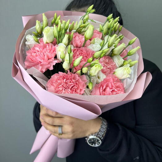 A delicate bouquet of carnations and lisianthus
