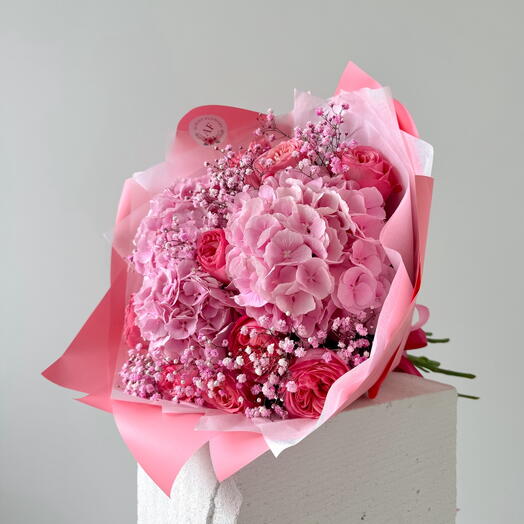 Pink hydrangeas whit peony roses and gypsophila