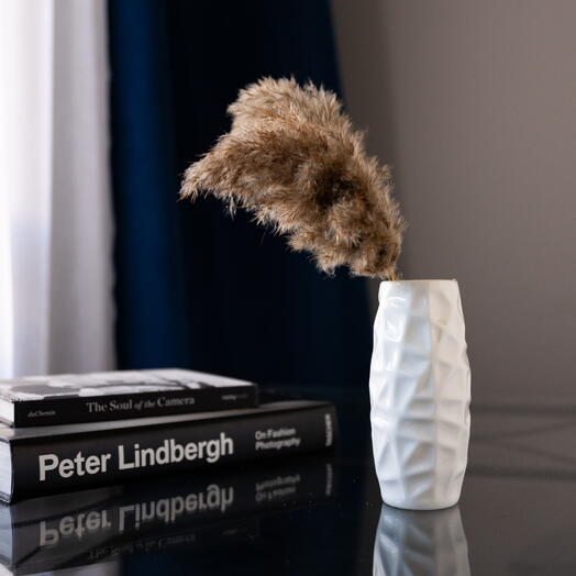 Керамическая ваза в простом геометрическом стиле