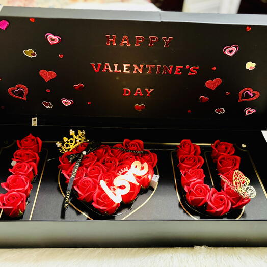 Red rose Flowers in a box