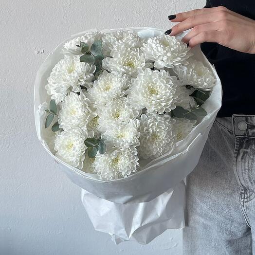 Кустовая хризантема с эвкалиптом