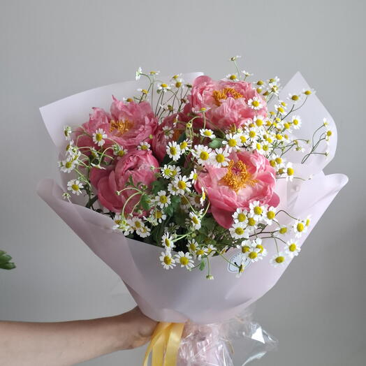 Bouquet Pionies and matricaria