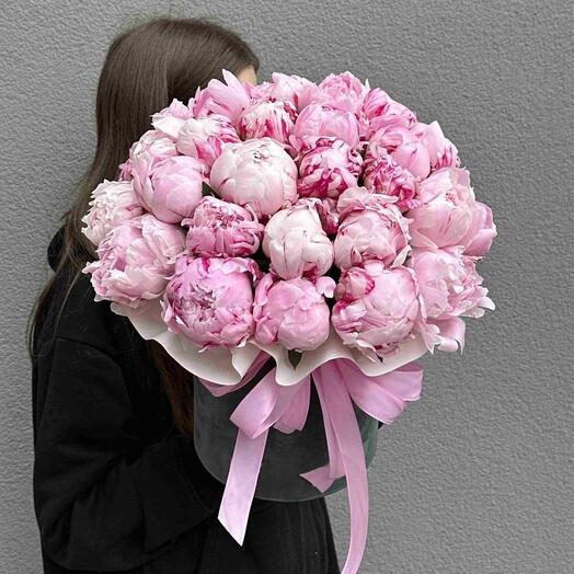 Композиция из пионов в коробке «Thesaurus»