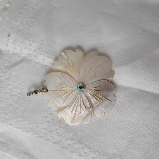 Sofia, Carved shell with crystal pedant