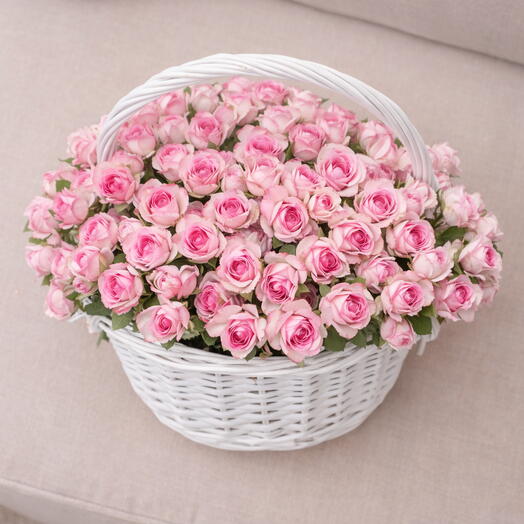 Composição em cesto com rosas