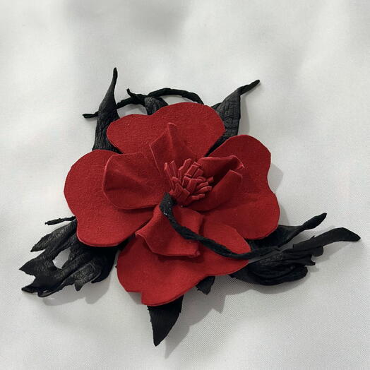 Цветок брошь из натуральной кожи двухцветный