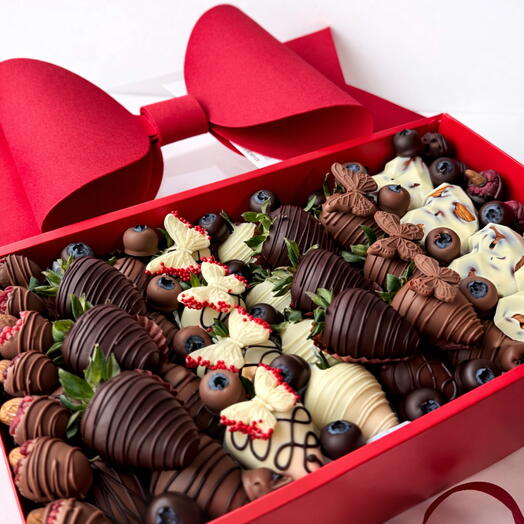 Bold, luxurious, and made to impress ️🍓