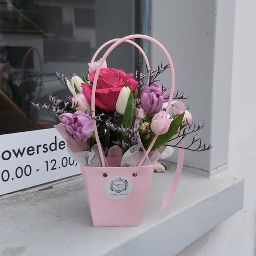 Fruhlingsarrangement in dekorativer Geschenkbox