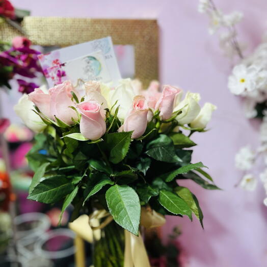 Rosas en florero