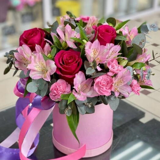 Virágok dobozban alströmériával