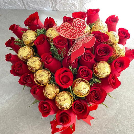 CORAZON CON 36 ROSAS Y CHOCOLATES