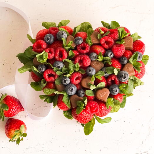 Ягодный букет в коробке-сердце "С любовью"