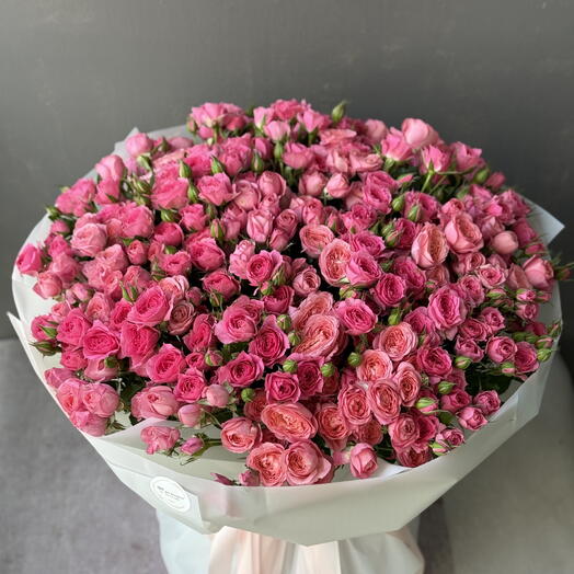 Mono bouquet of bush roses