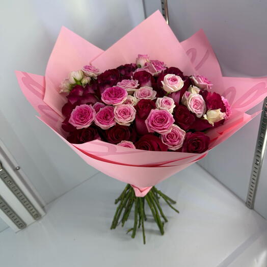 Dunkel rosen mit spray rosen