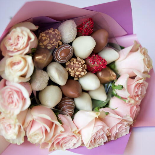 CHOCOLATE-COVERED STRAWBERRIES BOUQUET WITH ROSES