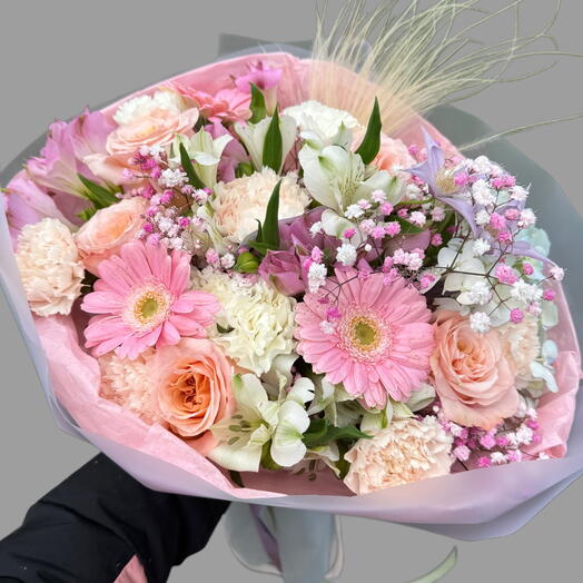 Un ramo de diseño de flores frescas