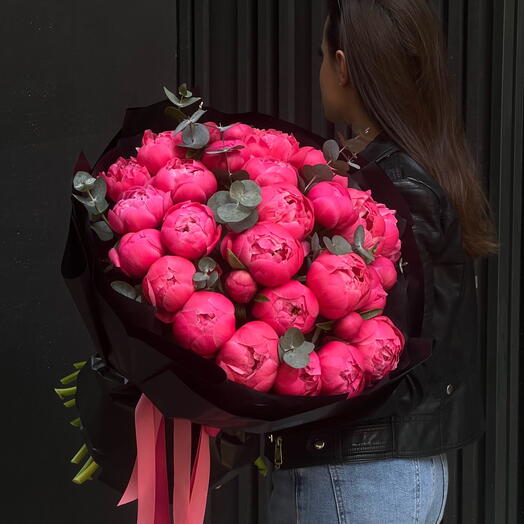 Букет "Коралловое очарование" с эвкалиптом