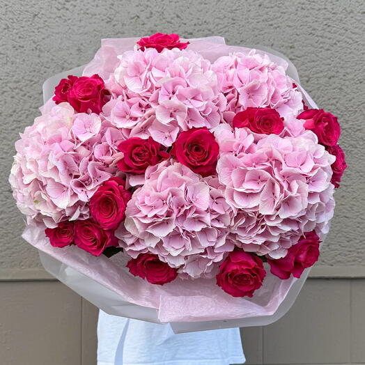 Hydrangea bouquet with roses