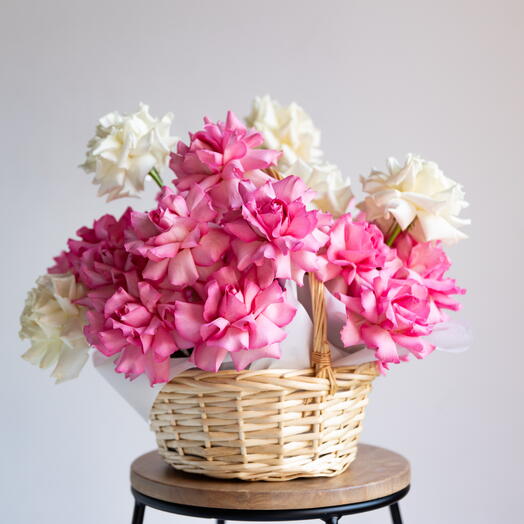 Цветы в корзине (белые и розовые французские розы)