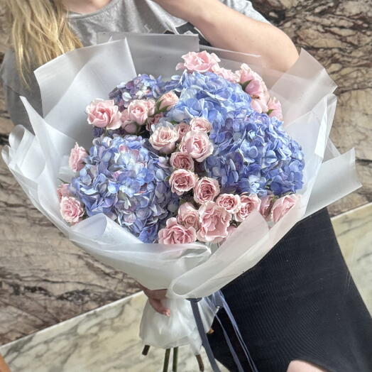 Ramo "Hortensias y Rosas"