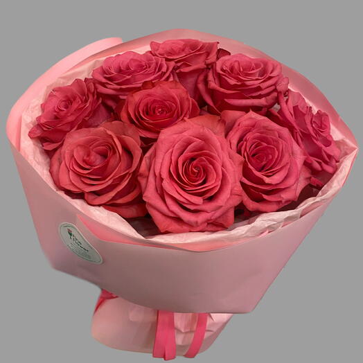9 rosas color frambuesa en envoltorio decorativo
