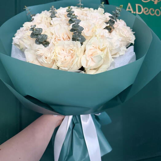 Pfingstrosenartige Rosen mit Evkalipt