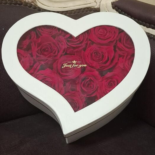 Flower box di rose fresche e scatola bianca